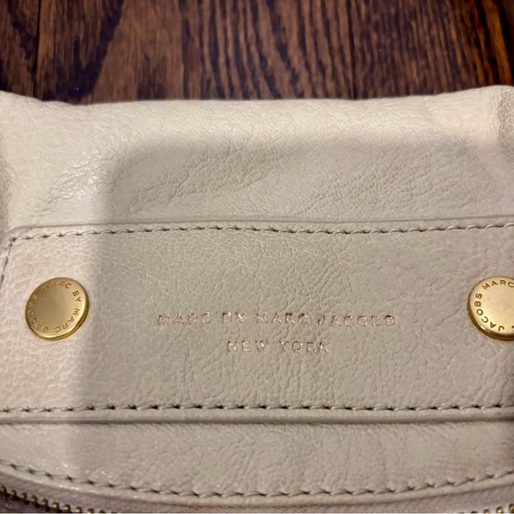Marc Jacobs Cream Leather Crossbody Bag - Picture 5 of 7